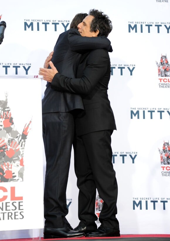 Tom Cruise enlace Ben Stiller lors du dépôt d'empreintes de Ben Stiller au TCL Chinese Theatre de Los Angeles, le 3 décembre 2013.