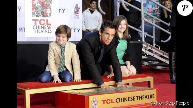 Ben Stiller dépose ses empreintes au TCL à Hollywood, le 3 décembre 2013.