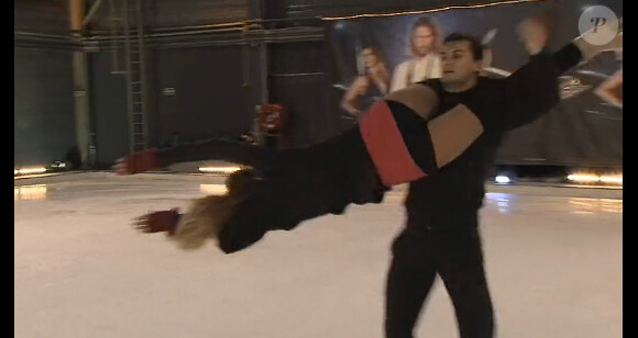 Tatiana Golovin en plein porté en écharpe (Ice Show - répétitions pour l'émission du 4 décembre 2013).