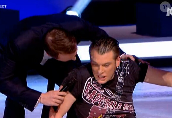 Norbert Tarayre chute en direct dans "Ice Show" (M6), mardi 4 décembre 2013.