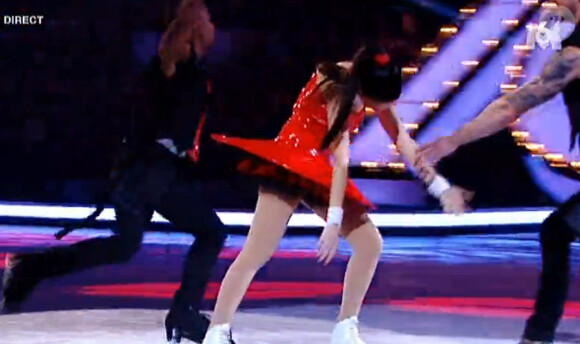 Kenza Farah s'est complètement lâchée lors de sa prestation. Mardi 4 décembre 2013.