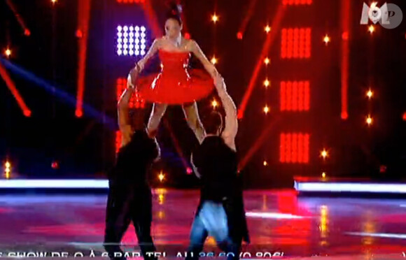 Kenza Farah s'est complètement lâchée lors de sa prestation. Mardi 4 décembre 2013.