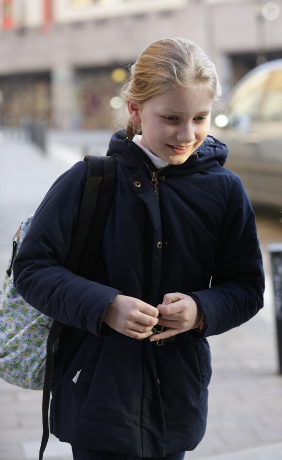 La princesse héritière Elisabeth de Belgique, 12 ans, quittant le collège Saint-Jean Berchman à Bruxelles le 3 décembre 2013 sous escorte policière, suite aux menaces d'enlèvement dont elle a fait l'objet.