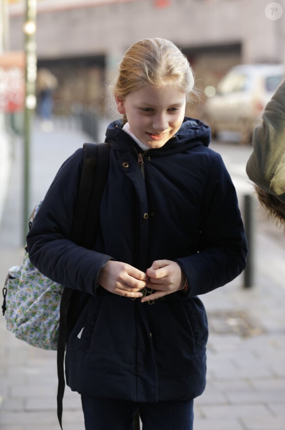 La princesse héritière Elisabeth de Belgique, 12 ans, quittant le collège Saint-Jean Berchman à Bruxelles le 3 décembre 2013 sous escorte policière, suite aux menaces d'enlèvement dont elle a fait l'objet.