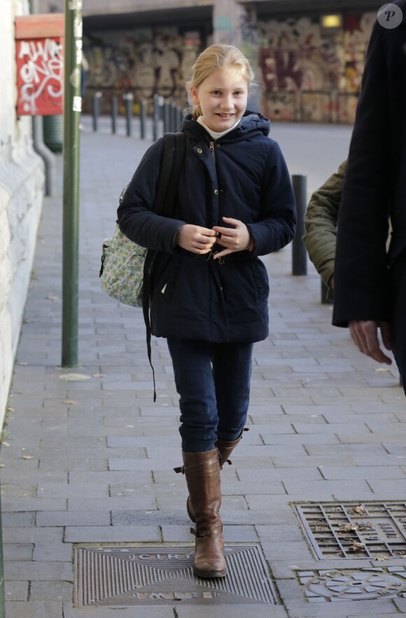La princesse héritière Elisabeth de Belgique, 12 ans, quittant le collège Saint-Jean Berchman à Bruxelles le 3 décembre 2013 sous escorte policière, suite aux menaces d'enlèvement dont elle a fait l'objet.