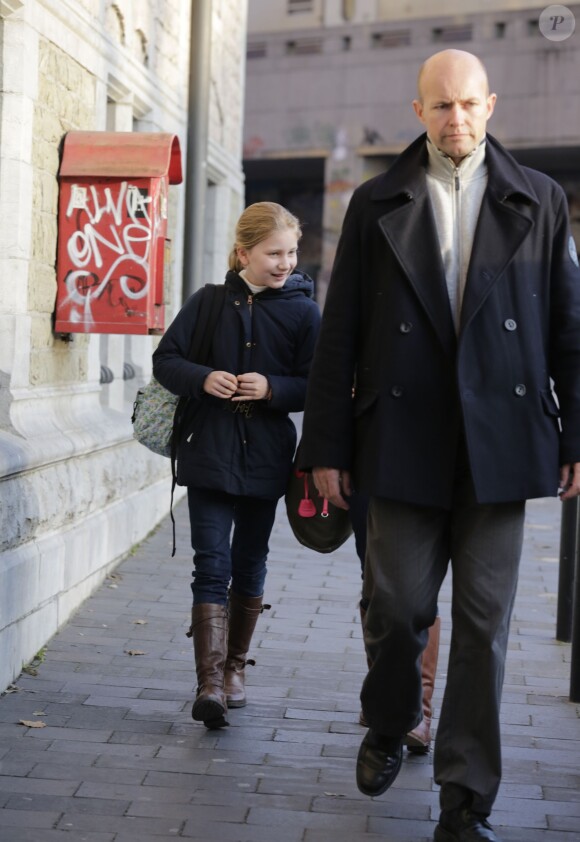 La princesse Elisabeth de Belgique, 12 ans, quittant le collège Saint-Jean Berchman à Bruxelles le 3 décembre 2013 sous escorte policière, suite aux menaces d'enlèvement dont elle a fait l'objet.