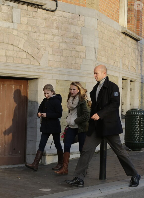 La princesse héritière Elisabeth de Belgique, 12 ans, quittant le collège Saint-Jean Berchman à Bruxelles le 3 décembre 2013 sous escorte policière, suite aux menaces d'enlèvement dont elle a fait l'objet.