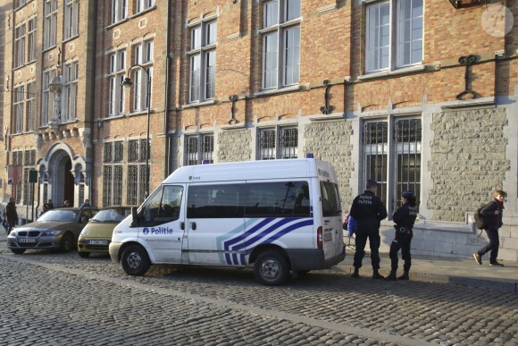 La princesse héritière Elisabeth de Belgique, 12 ans, quittant le collège Saint-Jean Berchman à Bruxelles le 3 décembre 2013 sous escorte policière, suite aux menaces d'enlèvement dont elle a fait l'objet.