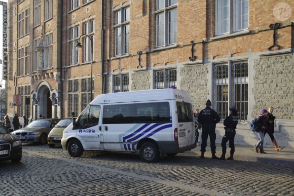 La princesse héritière Elisabeth de Belgique, 12 ans, quittant le collège Saint-Jean Berchman à Bruxelles le 3 décembre 2013 sous escorte policière, suite aux menaces d'enlèvement dont elle a fait l'objet.
