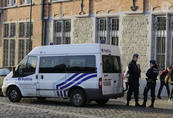 La princesse héritière Elisabeth de Belgique, 12 ans, quittant le collège Saint-Jean Berchman à Bruxelles le 3 décembre 2013 sous escorte policière, suite aux menaces d'enlèvement dont elle a fait l'objet.