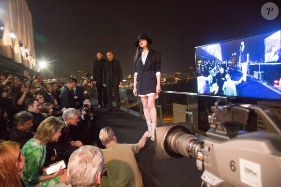 La princesse Mathilde de Belgique, présente à Hong Kong le 4 décembre 2013 pour la Design & Business Week, a assisté à la révélation de la paire de bottes la plus chère au monde, par la maison A.F. Vandevorst.