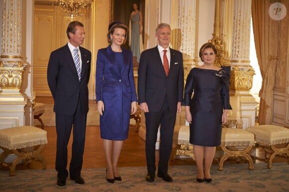 Le roi Philippe et la reine Mathilde de Belgique effectuaient le 2 décembre 2013 leur visite inaugurale au grand-duché de Luxembourg, accueillis par le grand-duc Henri et la grande-duchesse Maria Teresa, quelques heures après avoir découvert des menaces d'enlèvement concernant leur fille la princesse héritière Elisabeth de Belgique, âgée de 12 ans.