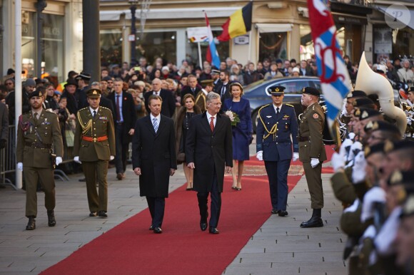 Le roi Philippe et la reine Mathilde de Belgique effectuaient le 2 décembre 2013 leur visite inaugurale au grand-duché de Luxembourg, accueillis par le grand-duc Henri et la grande-duchesse Maria Teresa, quelques heures après avoir découvert des menaces d'enlèvement concernant leur fille la princesse héritière Elisabeth de Belgique, âgée de 12 ans.