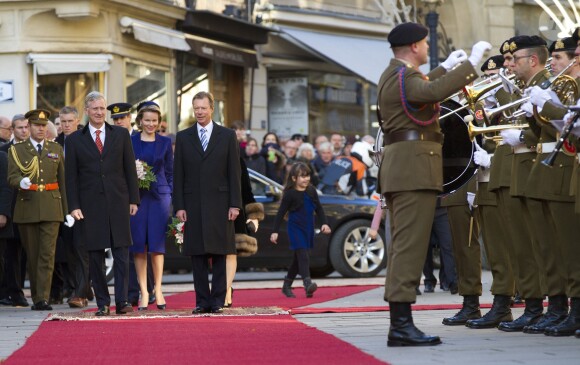 Le roi Philippe et la reine Mathilde de Belgique effectuaient le 2 décembre 2013 leur visite inaugurale au grand-duché de Luxembourg, accueillis par le grand-duc Henri et la grande-duchesse Maria Teresa, quelques heures après avoir découvert des menaces d'enlèvement concernant leur fille la princesse héritière Elisabeth de Belgique, âgée de 12 ans.