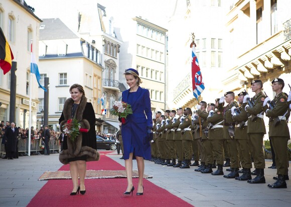 Le roi Philippe et la reine Mathilde de Belgique effectuaient le 2 décembre 2013 leur visite inaugurale au grand-duché de Luxembourg, accueillis par le grand-duc Henri et la grande-duchesse Maria Teresa, quelques heures après avoir découvert des menaces d'enlèvement concernant leur fille la princesse héritière Elisabeth de Belgique, âgée de 12 ans.