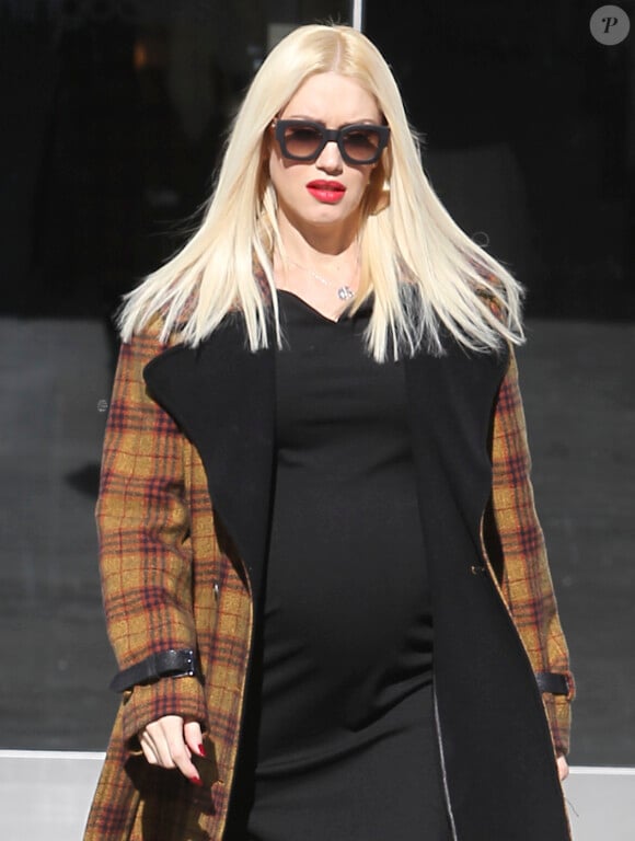 Gwen Stefani, enceinte, surprise à la sortie du magasin Bloomingdale's à Los Angeles. Le 4 décembre 2013.