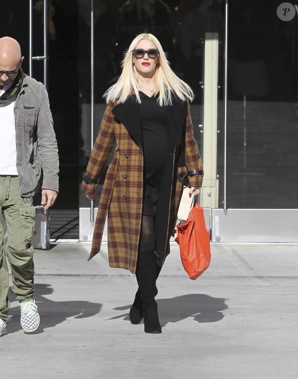 Gwen Stefani, enceinte et détendue à Los Angeles. Le 4 décembre 2013.