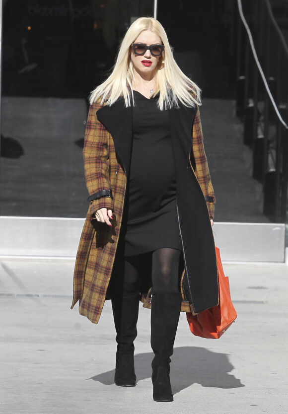 Gwen Stefani, enceinte, quitte un magasin Bloomingdale's à Los Angeles. Le 4 décembre 2013.