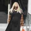 Gwen Stefani, enceinte, tente de se faire discrète en quittant un magasin Bloomingdale's. Los Angeles, le 4 décembre 2013.