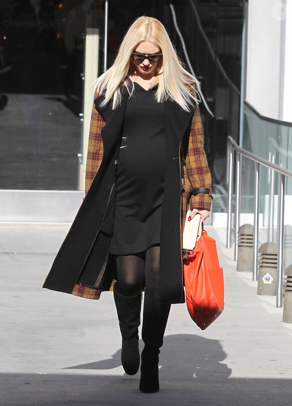 Gwen Stefani, enceinte, tente de se faire discrète en quittant un magasin Bloomingdale's. Los Angeles, le 4 décembre 2013.