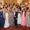 Stéphane Bern entouré, le 30 novembre 2013 à l'Automobile Club de France à Paris, des vingt héroïnes du Bal des Débutantes, habillées par des maisons de couture différentes et parées de bijoux de la Maison Bucherer.