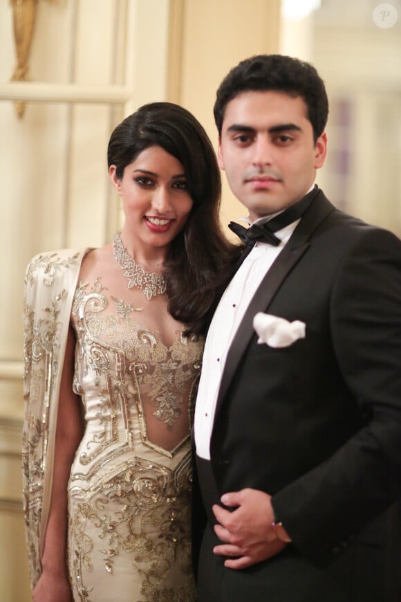 La princesse Askhita Bhanjdeo en Zuhair Murad et bijoux Bucherer au bras de son cousin Chaitanya Raj Singh, prince de Jaisalmer au Bal des Débutantes le 30 novembre 2013 à l'Automobile Club de France de Paris