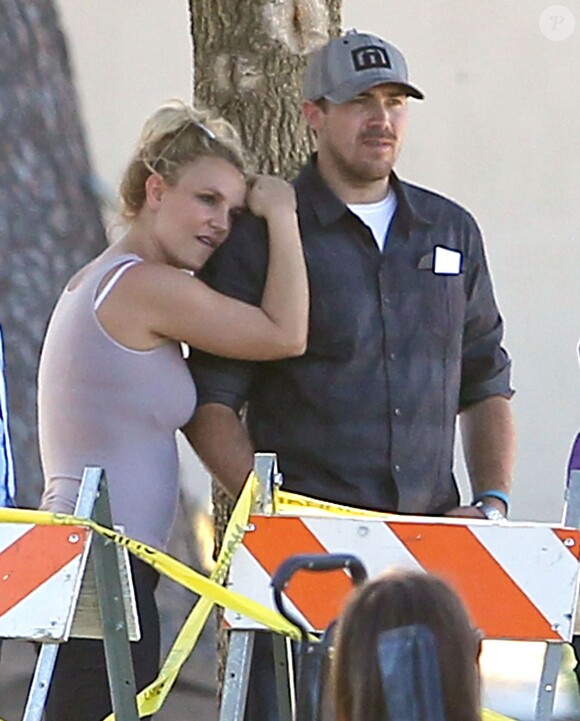 Britney Spears et son petit ami David Lucado regardent les fils de la chanteuse Sean et Jayden jouer au football à Calabasas, Californie, le 19 octobre 2013.