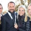 Le prince Haakon de Norvège et la princesse Mette-Marit le 4 décembre 2013 à Oslo avec Solfrid Flateby et Irene Løken Lystrup pour une réunion du Fonds caritatif Prince Haakon et Princesse Mette-Marit. Il s'agissait de la première apparition publique de la princesse héritière depuis le 2 octobre 2013. Entre-temps, elle a dû être opérée en urgence d'un prolapsus du col utérin.