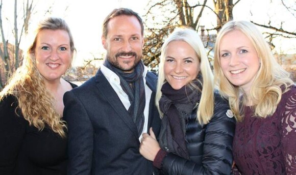 Le prince Haakon de Norvège et la princesse Mette-Marit le 4 décembre 2013 à Oslo avec Solfrid Flateby et Irene Løken Lystrup pour une réunion du Fonds caritatif Prince Haakon et Princesse Mette-Marit. Il s'agissait de la première apparition publique de la princesse héritière depuis le 2 octobre 2013. Entre-temps, elle a dû être opérée en urgence d'un prolapsus du col utérin.