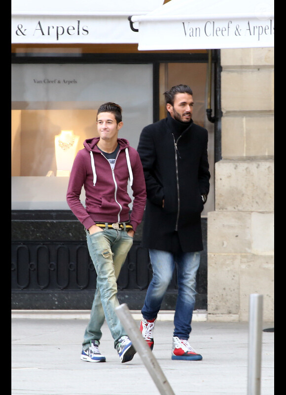Thomas Vergara, fiancé de Nabilla, se rend avec son petit frère chez Mauboussin pour acheter une bague de fiançailles à Nabilla, le 18 octobre 2013.