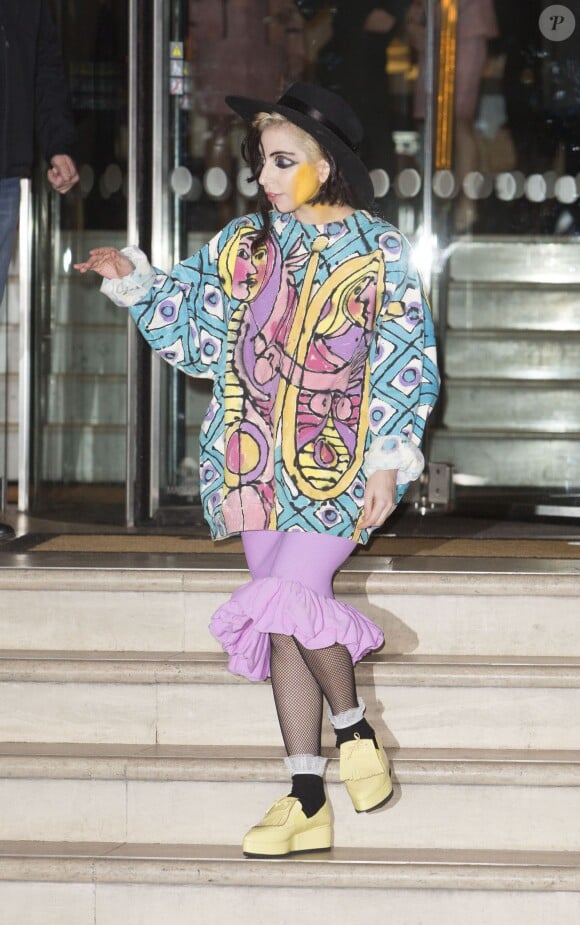 Lady Gaga quittant son hotel à Londres, le 6 decembre 2013.