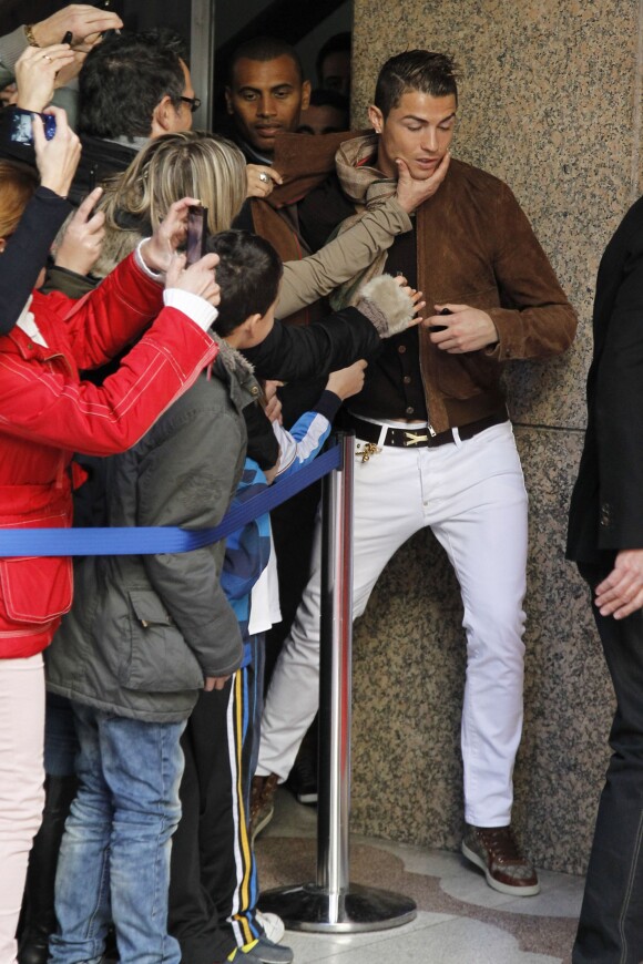 Cristiano Ronaldo "agressé" lors de la présentation de sa statue de cire à Madrid le 7 décembre 2013