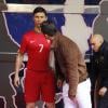 Cristiano Ronaldo ausculte son double de cire à Madrid le 7 décembre 2013