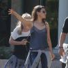 Exclusif - Mila Kunis (enceinte ?) fait du shopping avec son père Mark et des amis à Tampa Bay le 7 decembre 2013.