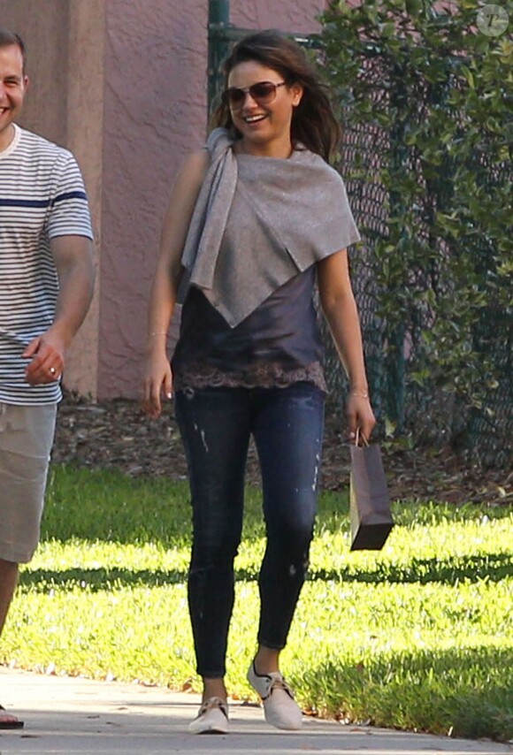Exclusif - Mila Kunis (enceinte?) fait du shopping avec son père Mark et des amis a Tampa Bay. Le 7 decembre 2013.