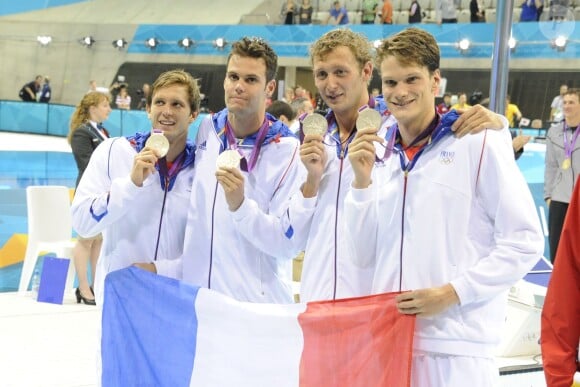 Amaury Leveaux, Fabien Gilot, Clément Lefert et Yannick Agnel après leur victoire sur le relais 4x100 m nage libre lors des JO de Londres le 31 juillet 2012
