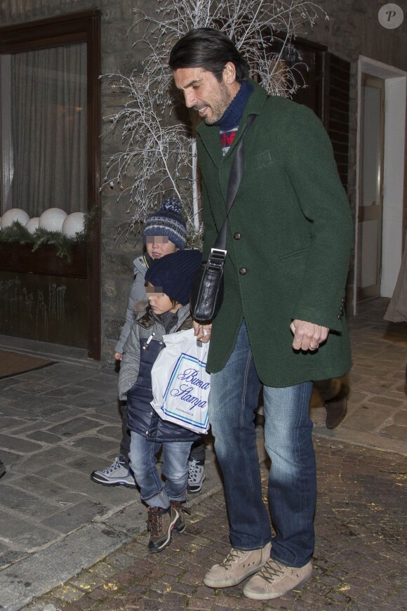 Gigi Buffon avec son épouse Alena et ses enfants à Courmayeur en Italie le 7 decembre 2013.