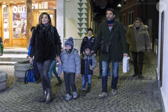 Gianluigi Buffon avec sa femme Alena Seredova et ses enfants à Courmayeur en Italie le 7 decembre 2013.