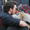 La réalisatrice Sam Taylor-Johnson embrasse son mari Aaron Taylor-Johnson sur le tournage de Fifty Shades of Grey à Vancouver, le 8 décembre 2013.