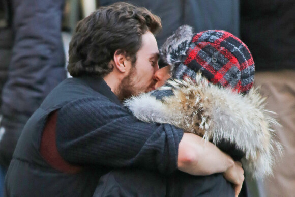 La réalisatrice Sam Taylor-Johnson embrasse son mari Aaron Taylor-Johnson sur le tournage de Fifty Shades of Grey à Vancouver, le 8 décembre 2013.