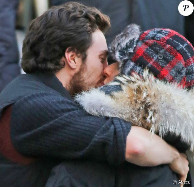 La réalisatrice Sam Taylor-Johnson embrasse son mari Aaron Taylor-Johnson sur le tournage de Fifty Shades of Grey à Vancouver, le 8 décembre 2013.