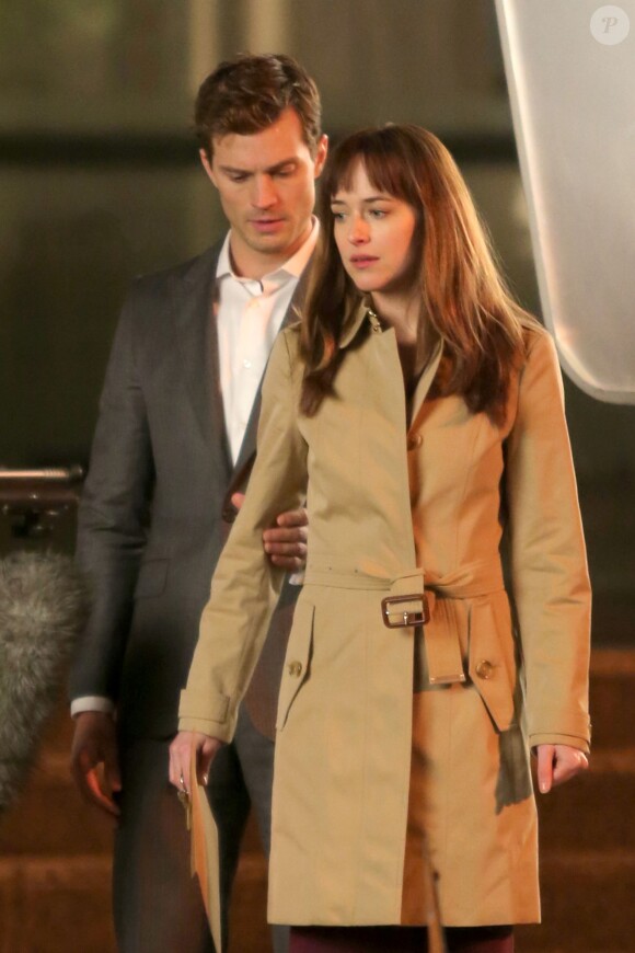 Jamie Dornan (Christian Grey) et Dakota Johnson (Anastasia Steele) en action sur le tournage de Fifty Shades of Grey à Vancouver, le 8 décembre 2013.