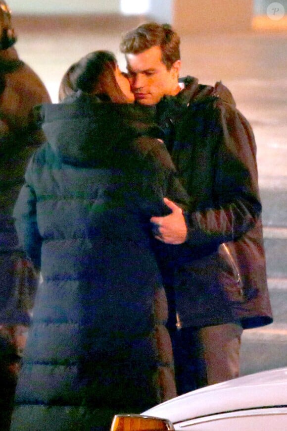 Jamie Dornan (Christian Grey) et Dakota Johnson (Anastasia Steele) en action sur le tournage de Fifty Shades of Grey à Vancouver, le 8 décembre 2013.