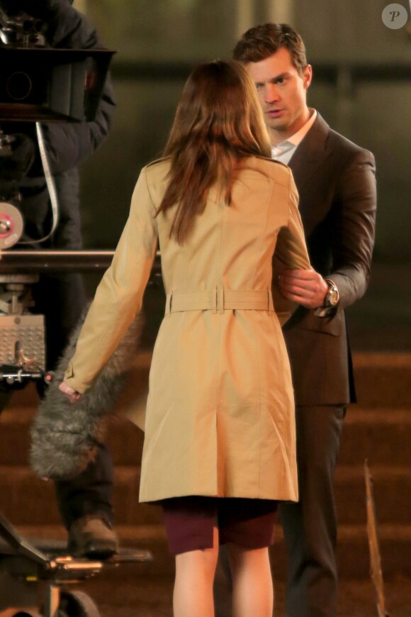 Jamie Dornan (Christian Grey) et Dakota Johnson (Anastasia Steele) en action sur le tournage de Fifty Shades of Grey à Vancouver, le 8 décembre 2013.