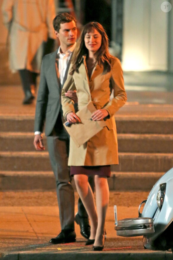 Jamie Dornan (Christian Grey) et Dakota Johnson (Anastasia Steele) en action sur le tournage de Fifty Shades of Grey à Vancouver, le 8 décembre 2013.