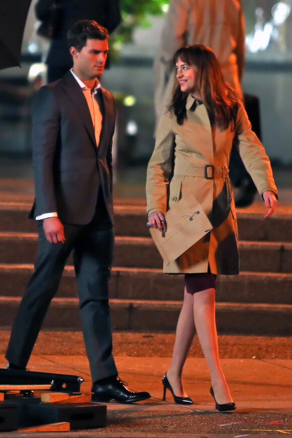 Jamie Dornan (Christian Grey) et Dakota Johnson (Anastasia Steele) en action sur le tournage de Fifty Shades of Grey à Vancouver, le 8 décembre 2013.