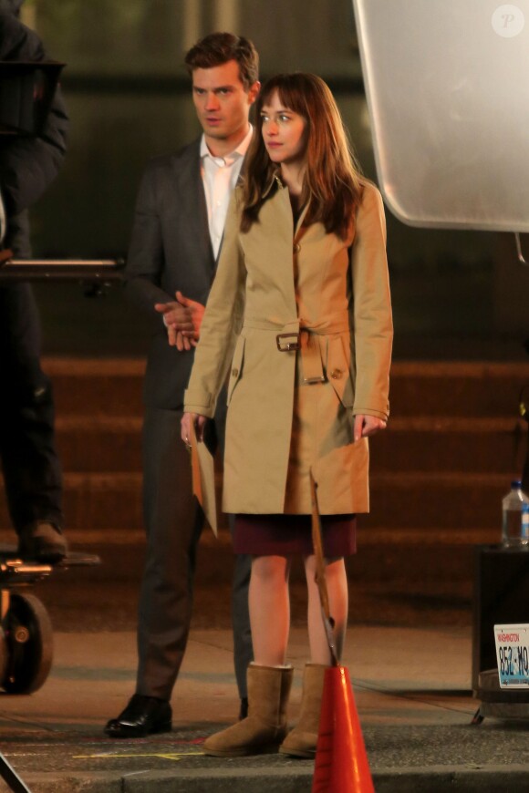 Jamie Dornan (Christian Grey) et Dakota Johnson (Anastasia Steele) en action sur le tournage de Fifty Shades of Grey à Vancouver, le 8 décembre 2013.