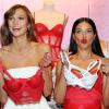 Karlie Kloss et Adriana Lima prennent la pose pour une journée promo Victoria's Secret à New York. Les deux Anges ont rencontré la presse et leurs fans le 9 décembre à l'occasion de la diffusion du show annuel de la marque le 10 décembre 2013 sur CBS.