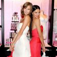 Karlie Kloss et Adriana Lima prennent la pose pour une journée promo Victoria's Secret à New York. Les deux Anges ont rencontré la presse et leurs fans le 9 décembre à l'occasion de la diffusion du show annuel de la marque le 10 décembre 2013 sur CBS.