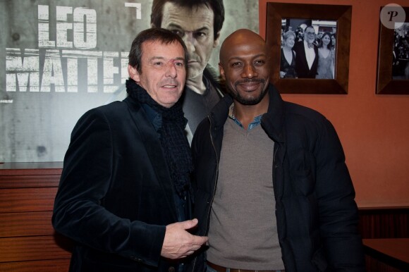 Jean-Luc Reichmann et Harry Roselmack au Club de l'Etoile à Paris le 10 decembre 2013 pour la projection en avant-première de la série "Leo Matteï".